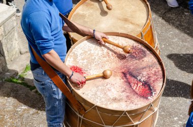 Perküsyonistler Galiçya 'da geleneksel bir şenlikte bas davul çalıyorlar. İspanya