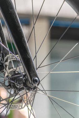 Yarış bisikletinin ön tekerleğinin kısmi görüntüsü, bisiklet konsepti için fren sistemi arka planı