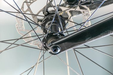 Yarış bisikletinin ön tekerleğinin kısmi görüntüsü, jant ve fren sistemi, bisiklet konsepti için arka plan