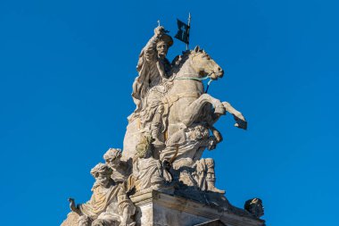 Havari Aziz James 'in heykeli Santiago de Compostela' daki belediye binasının tepesinde, mavi gökyüzü gününde.