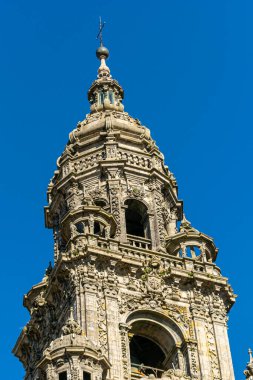 Santiago de Compostela katedralinin Berenguela kulesinin ayrıntıları, mavi gökyüzünün olduğu bir gün.
