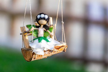Ev yapımı Noel süsü, salıncakta sallanan bir peri.