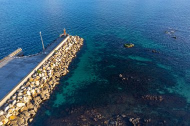 Galiçya 'nın Ria de Arousa kıyısındaki küçük bir dalgakıranın insansız hava aracı görüntüsü. İspanya