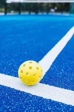 Pickleball sahasında tek başına top oynamak, raket sporu geçmişi.