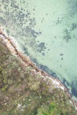 Ria de Arousa, Pontevedra kıyılarının insansız hava aracı ile hava gözlemi. Galiçya, İspanya