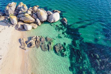 Rias Baixas, Galiçya 'da kumsaldaki granitik kayaların insansız hava aracı görüntüsü. İspanya