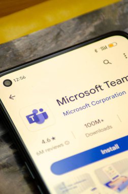 Mikrosoft takımları uygulamasını yükleyen akıllı telefonun ekranı