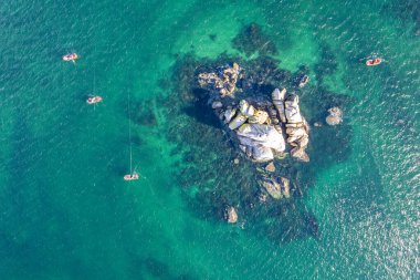 İşteki küçük balıkçı tekneleri, İHA 'lı üst hava manzarası.