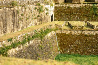 Portekiz 'in kuzeyindeki Valenca do Minho Kalesi' nin duvarları kısmen görülüyor.