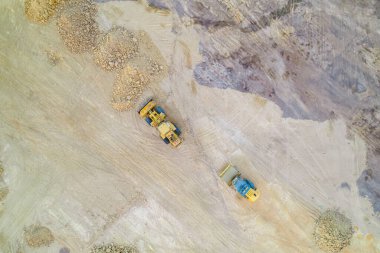 Bir buharlı silindirin zenital fotoğrafı ve inşaat alanında buldozer, insansız hava aracı ile hava manzarası.