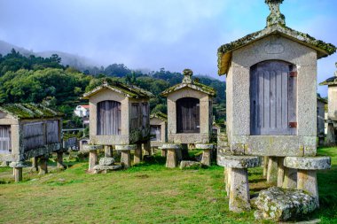 Lindoso 'da espigueiros denen eski ambarlar. Ponte da Barca, Peneda Geres Ulusal Parkı. Kuzey Portekiz