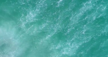 Hava görüntüleri, sahildeki dalgaların yukarıdan aşağı görüntüsü, deniz suyu dokusu arka plan kavramı.