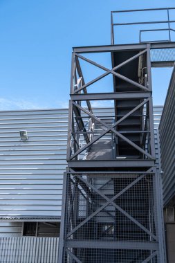 Endüstriyel bir deponun dışındaki metal yapı.