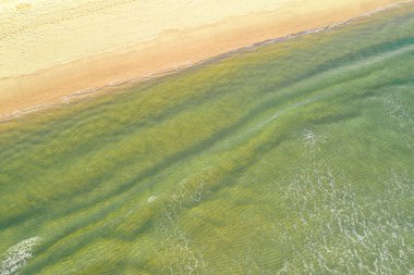 Canlı turkuaz suyu olan plaj manzarasının hemen üstünde, hava aracı görünümü konsepti sükunet arka planı
