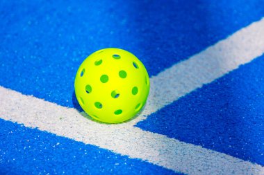 Pickleball mavi sahada çizgide, raket sporu konsepti arka planda