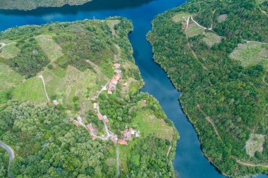 Dünya mirası adayı Ribeira Sacra 'daki Sil Nehri ve Mao Nehri manzarası