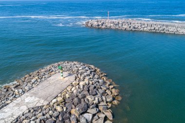 Dalgakıran bariyerleriyle sakin limanın drone görüntüsü. Sahil mühendisliği kavramı