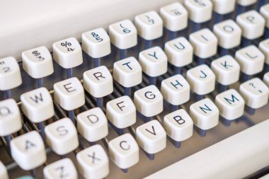 Klavyenin antika beyaz daktilo detaylarının seçici odak noktası