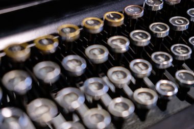 Eski klavyenin siyah antika daktilosunun seçici odak noktası