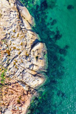 Arka plan olarak Rocky Beach. Yaz mevsiminde çok güzel doğal bir arka plan. Yukarıdan drone üst görünümü