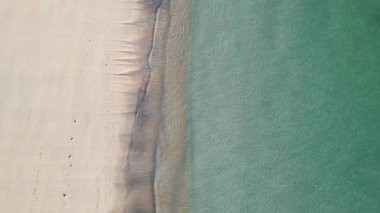 Hava aracı görüntüsü kumsala iniyor. Akşamları turkuaz su, yaz arkaplanı konsepti.