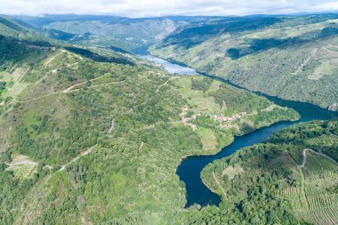 Dünya mirası adayı Ribeira Sacra 'daki Sil Nehri manzarası