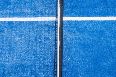 Mavi bir raket tenis kortunun en üst görüntüsü.