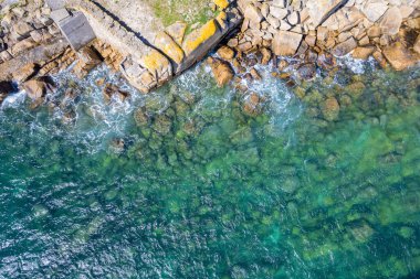 Arka plan olarak Rocky Beach. Yaz mevsiminde çok güzel doğal bir arka plan. Hava aracı üst görünümü