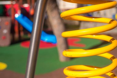 Çocuk parkındaki salıncak setinin yakın çekim görüntüsü