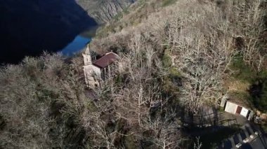 Noel Baba Cristina de Ribas de Sil 'in Ortaçağ Manastırı. Hava aracı görüntüsü, yörünge hareketi