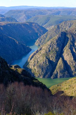 Galiçya 'nın Ribeira Sacra kentindeki Sil Kanyonu' nun etkileyici bir bakış açısının insansız hava aracı görüntüsü