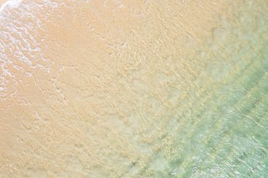 Havadan kumsal dalgaları, kumlu kıyıları, temiz suyu, zentihal drone görüntüsünü yıkıyor. Deniz arkaplanı dokusu