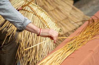 Coroza saman pelerini el Galiçya zanaatı yapıyor