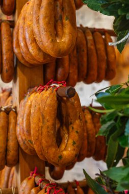 Alheira, tipik Portekiz 'in kuzeyinden tütsülenmiş sosis. Feira dumanı tüttür. Montalegre