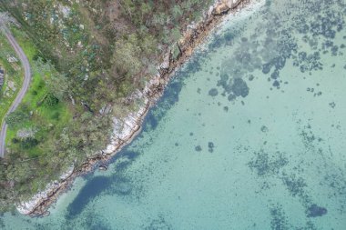 İHA 'dan kristal berrak turkuaz deniz suyu dokusu hava arkaplanı