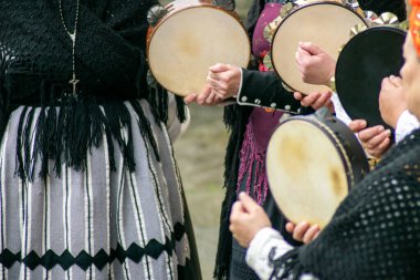 Geleneksel Galiçya kostümü giymiş kadınlar popüler bir festivalde tef çalıyorlar. Geleneksel Galiçya kostümü giymiş kadınlar popüler bir festivalde tef çalıyorlar.