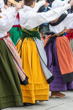 Galiçya 'nın geleneksel kostümlü, popüler müzik folkloru dansı yapan kadınlar.