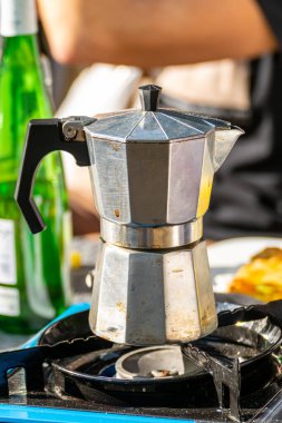 Geleneksel İtalyan kahvesini Moka Pot ile hazırlıyorum..