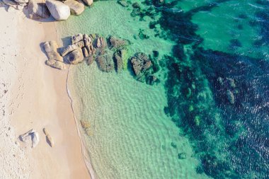 Temiz turkuaz suyu olan kayalık sahil manzaralı, hava aracı manzaralı.