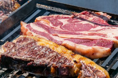 Izgarada çiğ ve ızgara biftek, iki aşama çiğ sığır eti ve bbq ızgara