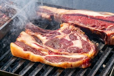 Açık hava barbeküsünde biftek hazırlıyorum.