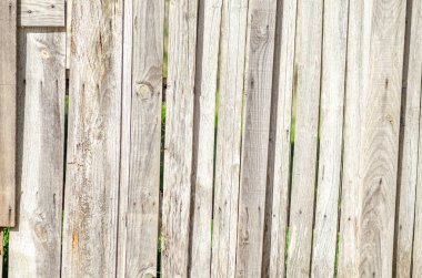 Yıpranmış ahşap beyaz kalaslar arka plan, ahşap dokuma çitler yakın.