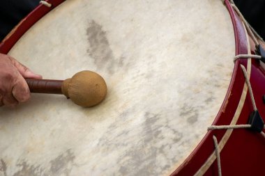 Galiçya 'da bir tokmak tarafından vurulan davul başına yakın plan.