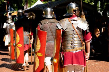 Romalı askerler kalkanlarla arkadan görüldü, Roma ordusunun yeniden canlandırma etkinliği