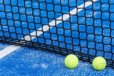 Padel topları ağdaki maça hazır mavi sahada, Padel sahnesi topları yakın ve net mavi