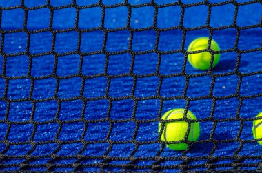 Saha çizgileri ve toplar mavi zemin üzerinde