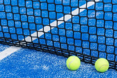 Padel topları ağdaki maça hazır mavi sahada, Padel sahnesi topları yakın ve net mavi