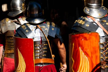 Roma ordusunun yeniden canlandırma olayında zırh, zırh ve miğferli Roma lejyonerlerini kapatın.