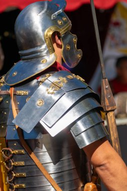 Roma lejyoneri, Antik Roma 'yla ilgili tarihi yeniden canlandırma partisinde geçit töreni düzenliyor..