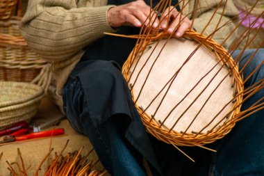 Galiçya, İspanya 'daki geleneksel festivalde hasır sepeti hazırlayan bir zanaatkarın elleri